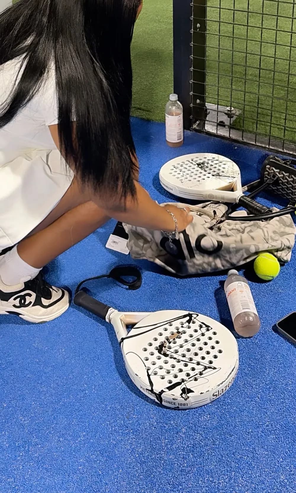 Padel kit with a printed tote and white sneakers